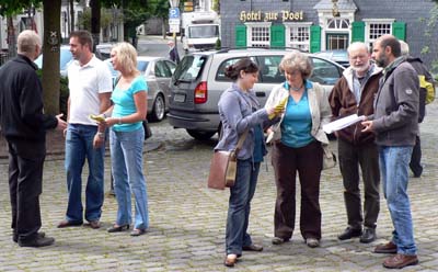 Die BIF-Vertreter sprechen mit Anwohnern über die Gefahren der Großgalvanik.